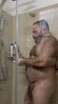Itamar está de visita a casa. Así que por ahora aquí un video de él duchándose