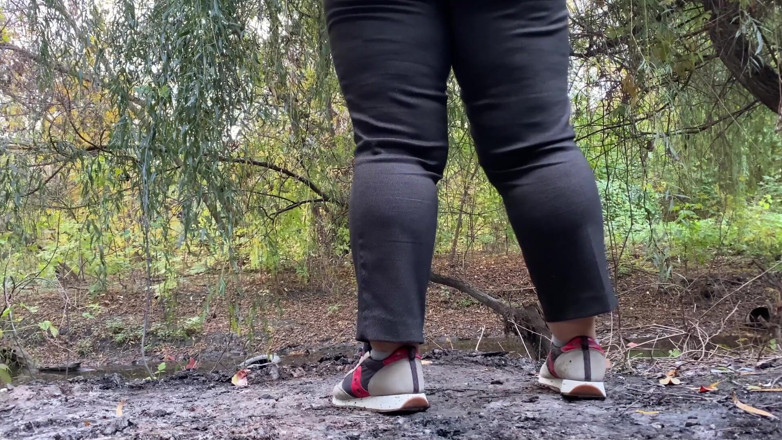 Elena: Мілфа, одягнена в штани, писяє на відкритому повітрі