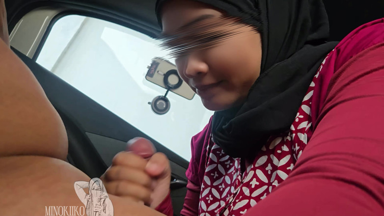 Minokiiko: Verzweifelte asiatische hijabi muslimische büroangestellte kämpft mit Taxi bill, schluckt...