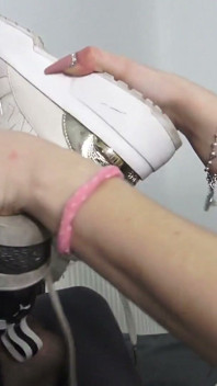 สาวผมทองจอมซนกลิ่นเท้าไทรันนี่สุดโหด!
