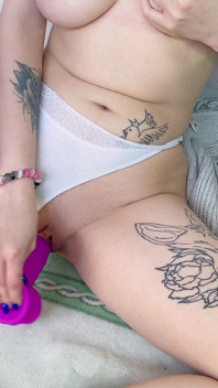 Orgasm i en vit behå och vita trosor