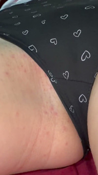 Moje švagrová si sundá kalhotky a ukazuje mi svou růžovou Papayu