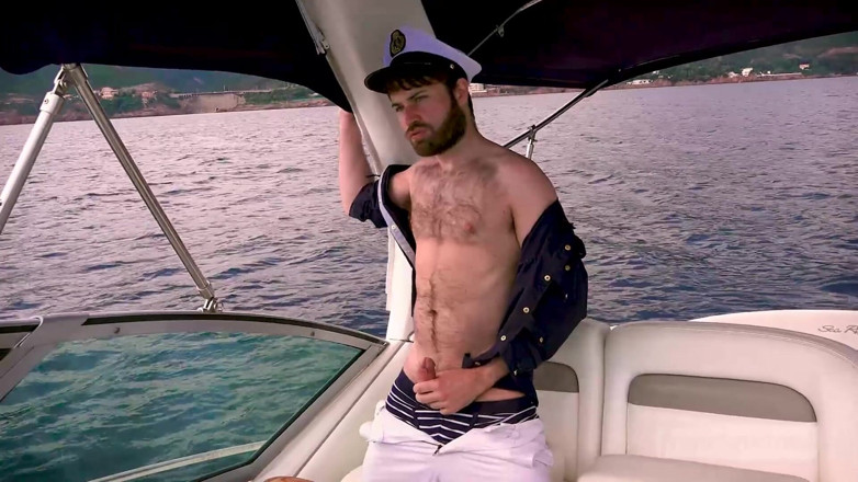 French twinks: Le capitaine et son marin baisent un jeune client sur...