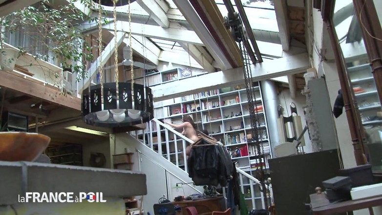 French Gonzo: काले बाल वाली फ्रेंच हसीना वाइब्रेटर के साथ अश्लील हो जाती है