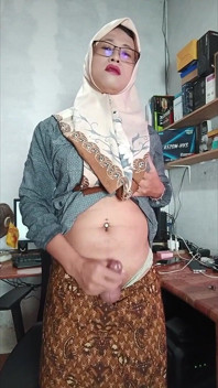 Masturbuje hidžáb Ladyboy Cums