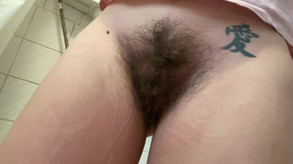 Cuteblonde666: Pissing on the toilet hairy girl