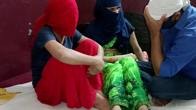 HousewifeGeeta: La belle-mère voisine et sa copine se font baiser ensemble