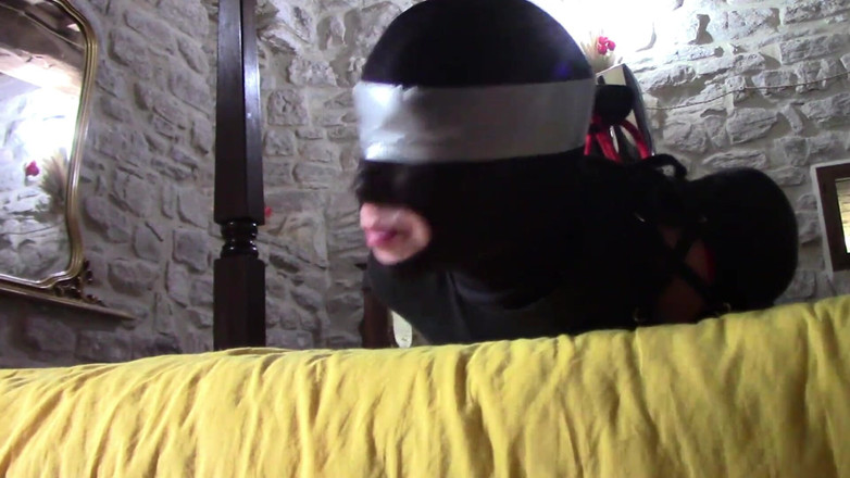 LauraOnHeels: 被绑起来蒙住眼睛的熟女在嘴里和脸上被操