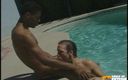 Gay Diaries: Білий хлопець плаває в басейні, перш ніж отримати трах в дупу від його чорного друга