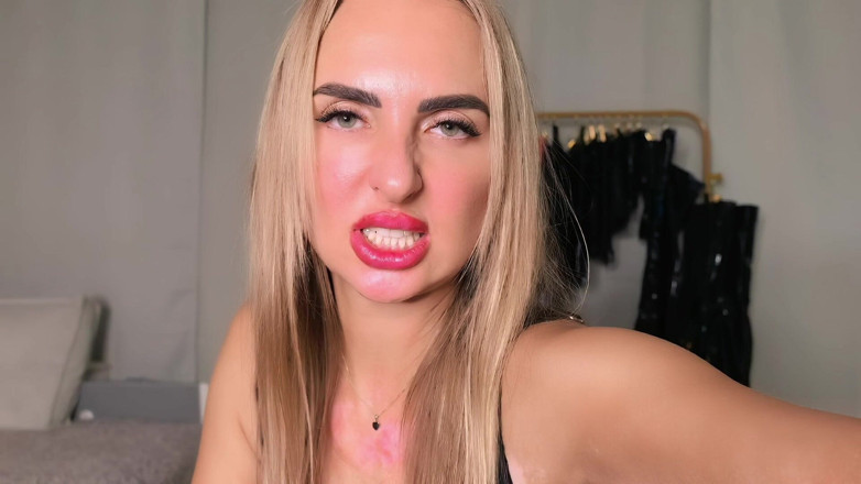 Goddess Lena: 고환이 부서지며: 내 발뒤꿈치에 더 느슨해져