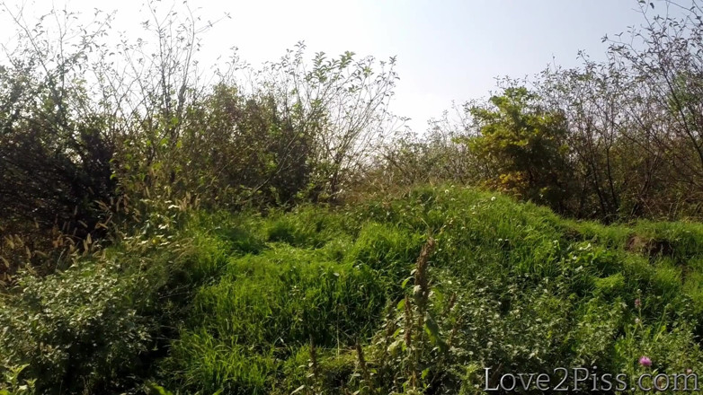Love 2 Piss: Đi tiểu trong lọ, đi tiểu trên áo mưa và trên đỉnh đồi - tổng...