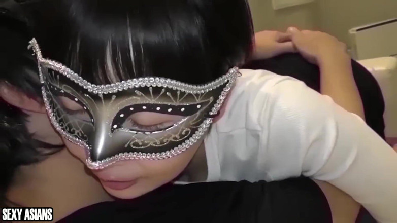 Asian cutie: 잊혀진 쾌락이 돌아옵니다. 결혼한 미녀는 다시 한 번 친밀한 교훈을 구하면서 미소를 지었다.