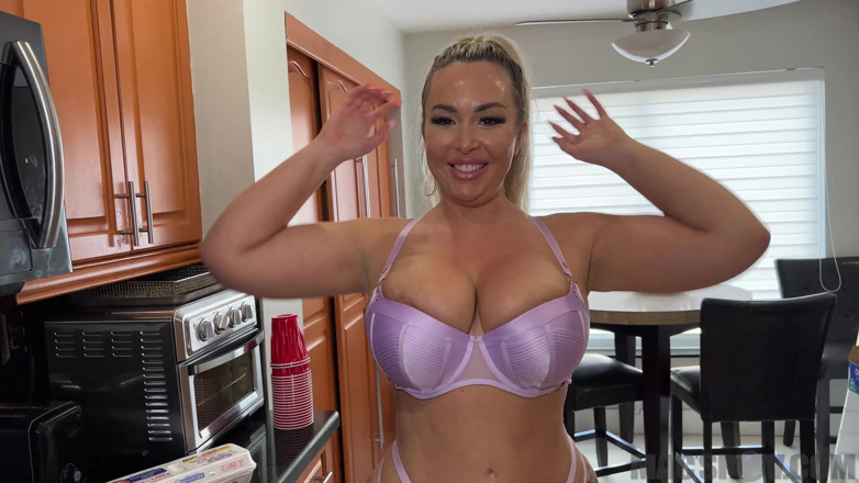 Дж. Мак: Краля з блідою дупою Каллі Брукс отримує лайки на кухні, трахаючись на печі