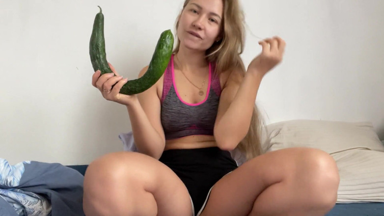 Stacy_via: Она трахнула себя огромным огурцом