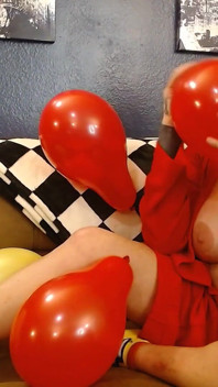 ลูกโป่งสีแดงเหลือง ปากเลีย เสียงดัง บีบคั้น