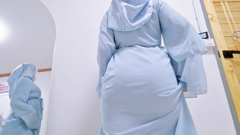 LittleMuslim: 第一人称视角：戴头巾的女孩与优雅的蓝色阿巴亚挑逗