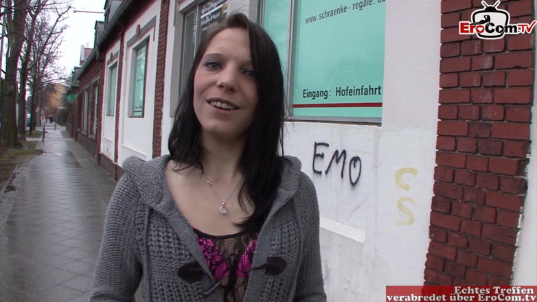 EroCom: Flaca milf alemana con cabello oscuro y tetas de hierbabuena...