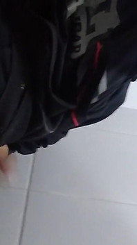 Hombre Se Siente En El Baño