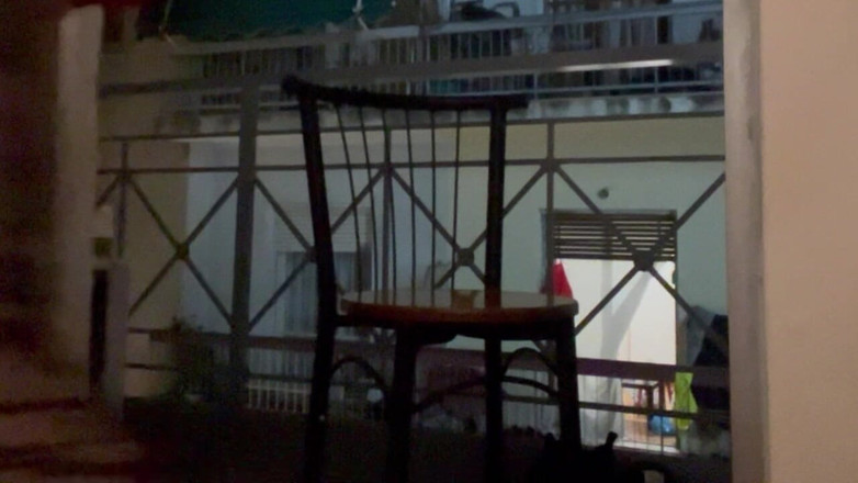 Greek cross lovers: Elena má jedno z nejzranitelnějších videí na balkóně malého hotelu...