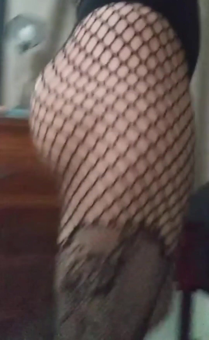 Ladysilvas: Ladysilva mostrando sua bunda quente em meia arrastão e body