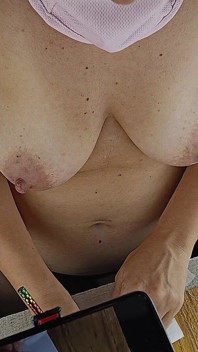 Sexy brunette doet naakte taken door het hele huis.
