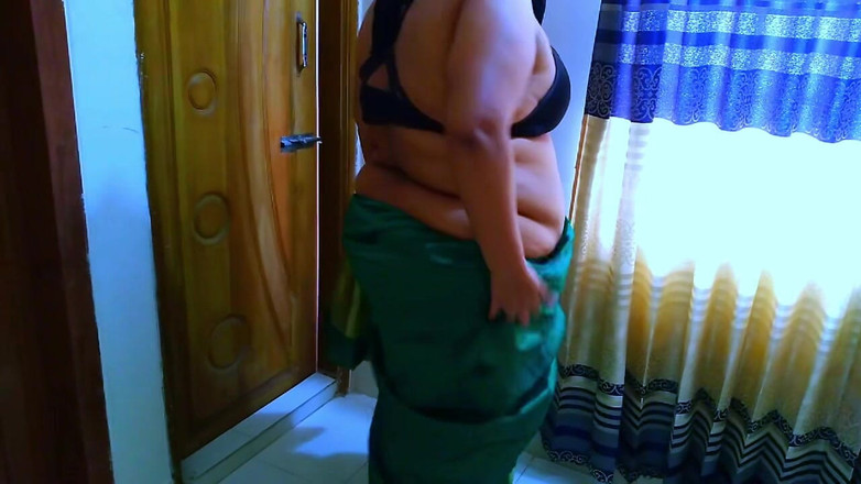 Aria Mia: Když je tamilská nevlastní matka velmi vzrušená a začne masturbovat,...