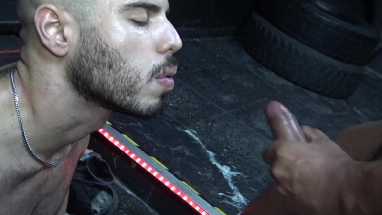 Crunch French bareback porn: Yakışıklı adam iki büyük penis sallıyor