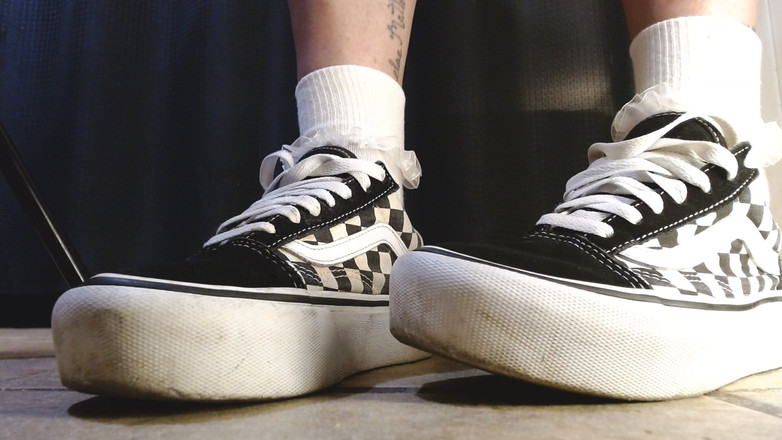 Abby Anna: कॉलेज गर्ल रफ़ल्ड मोज़े fav जोड़ी Vans स्नीकर्स