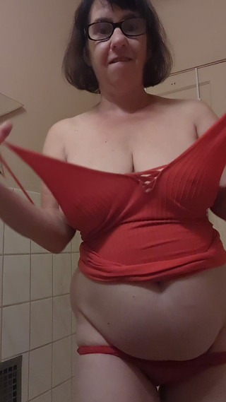 BustyBrendaxx: Ținută de curvă roșie arată mai bine pe podea!
