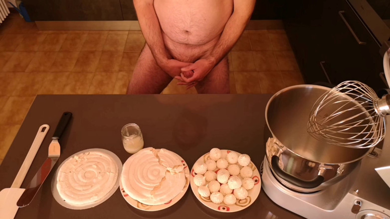 Cicci77: Cicci77, nachdem sie 50 g sperma gesammelt hat, bereitet einen sperma-meringue-kuchen...