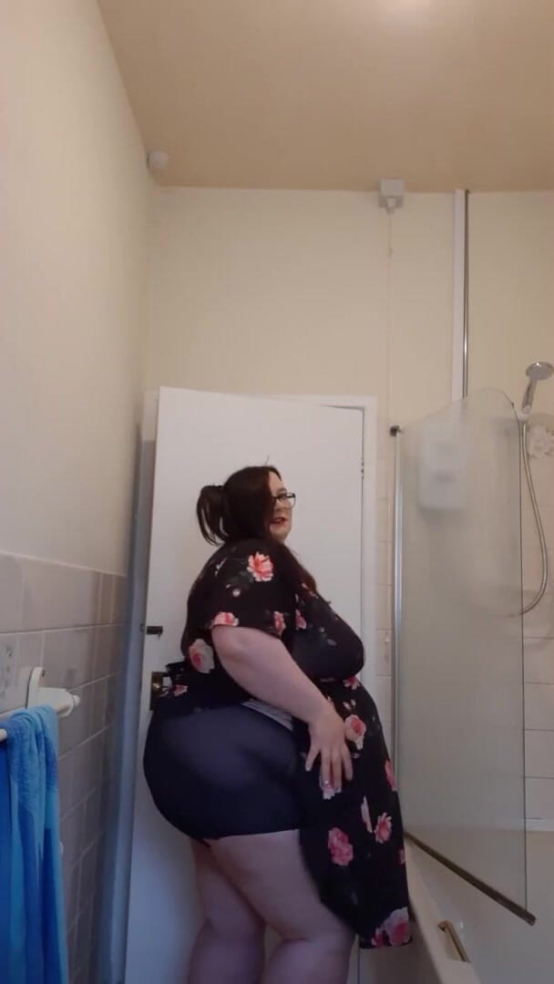 SSBBWLadyBrads: SSBBW Teases Before Shower