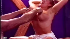 Perra tetona dominada por dos maestros