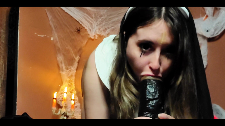 RavenHearth666VIP: Măitușa suge un vibrator negru uriaș cu multă salivă