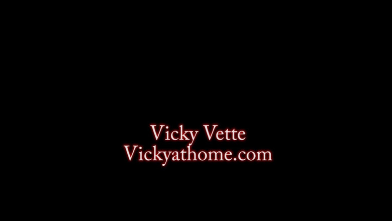 Vicky Vette: Vicky Vette se zahřívá na rande v noci!