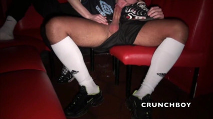 Sneaker gay: Submissão de tênis escamoso pelo top árabe dominante