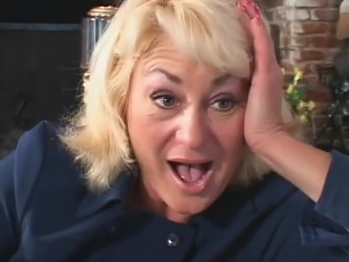 Milf in Love: MILF blonde berpantat besar menghisap zakar muda... Pancutan mani dalam...