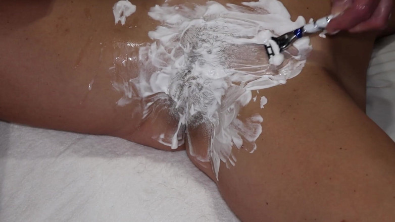 Azure Sky Films: Amateur-MILF wird fotze rasiert, dann gefingert und mit creampie gefickt