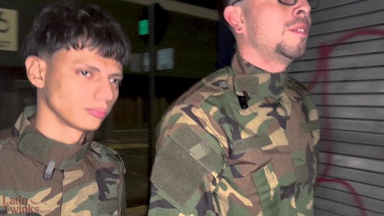 Latin Twinks: Des militaires font des jumelles, le capitaine sait que carlitoxxx,...
