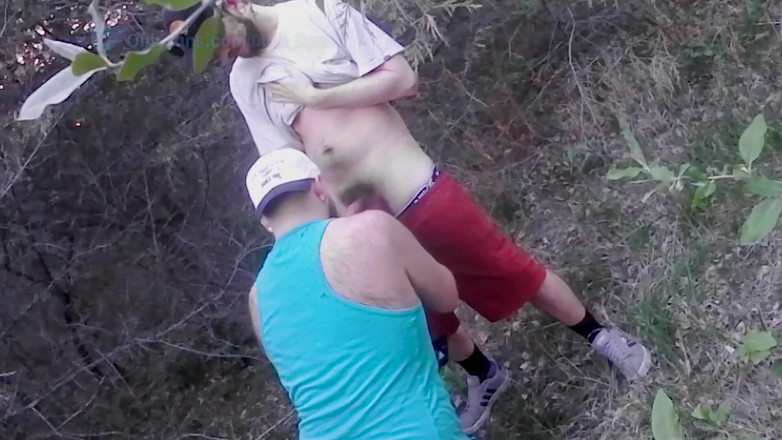 Dude_Spunk: L'orso burly peloso anonimo sborra che crociera nei boschi ha...