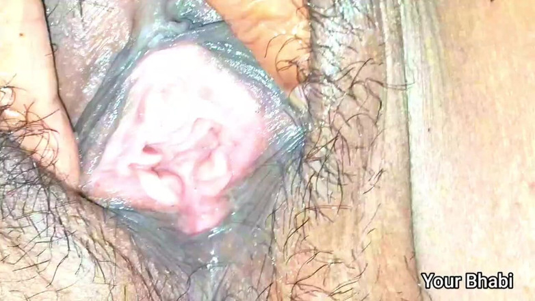 Bhabi: Indiancă bhabhi sexy a luat apă futându-se cu degetul în dolofan.
