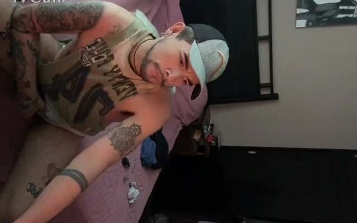 Bastian Myers: Tatuada masturbando na webcam