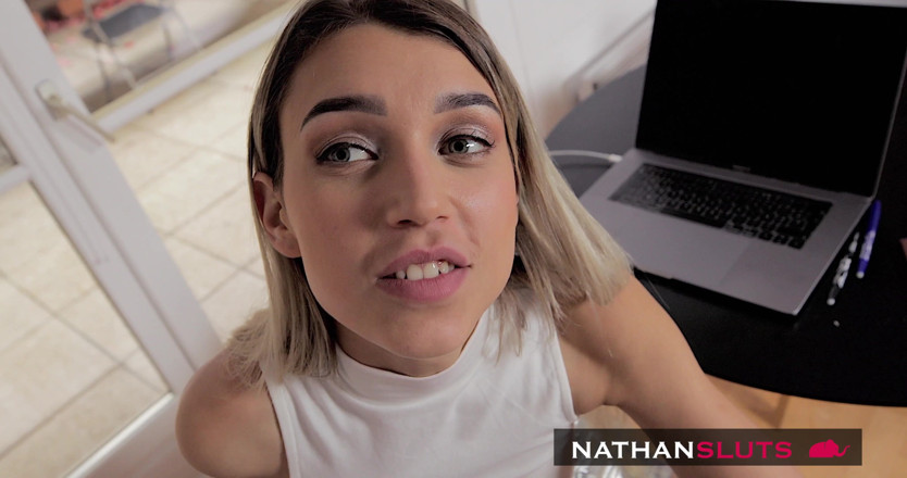 Nathansluts: セクシーなティーンエイジャー、エレナ・ヴェデムが義父に自慰行為を見つかる