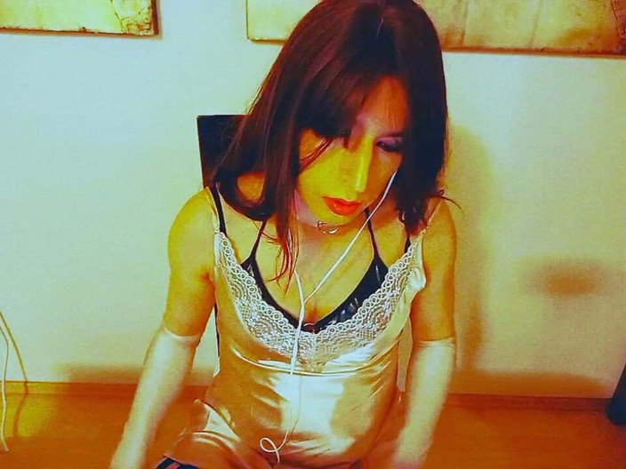 Tammy sissy slave: Crossdresser sexy: Îmbrăcat în sclipici, uitându-se la porno și atingându-mă