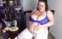 Melonie Kares: Une Japonaise se fait farcir et joue avec son ventre