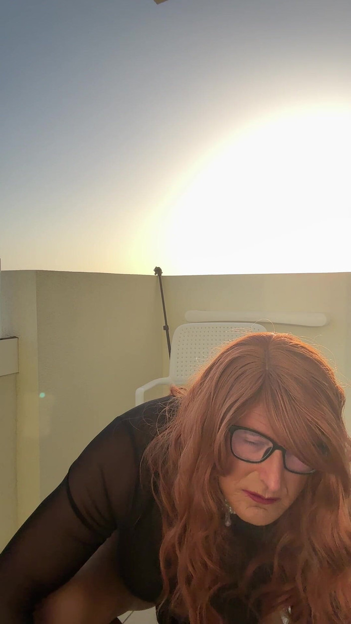 Kellycd2022: Si seksi crossdresser kellycd2022 dengan stoking cokelat dan bodysuit hitam