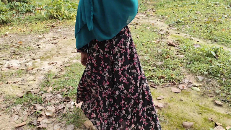 Angel Surovi Lata: Seks di luar ruangan. Saat berjalan di hutan, dia membawa...