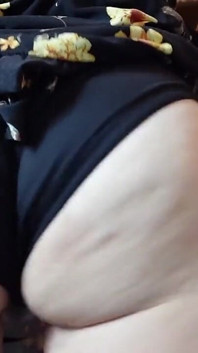 Sé que te estás enamorando más y más profundo de mi culo, solo mira como te burlo con este vestido de sol y dime ho