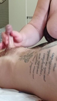 Nachbarin macht eine körpermassage und melkt meinen schwanz bis zum abspritzen