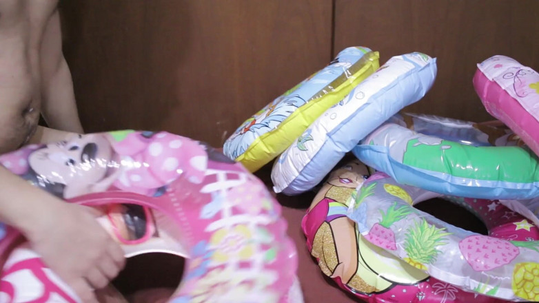 Inflatable Lovers: A lot of swimrings
