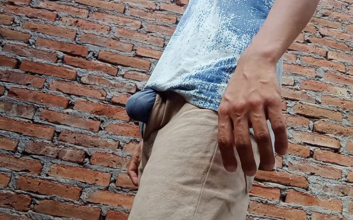 WolfGV: Chico cachondo masturbándose